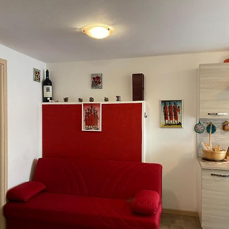 La Casa Di Pucci Nel Borgo Affrescato Di Parlasco Cortenova Luaran gambar