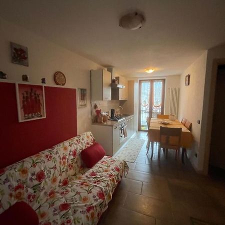 La Casa Di Pucci Nel Borgo Affrescato Di Parlasco Cortenova Luaran gambar