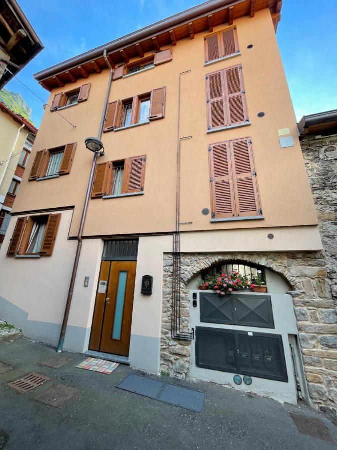 La Casa Di Pucci Nel Borgo Affrescato Di Parlasco Cortenova Luaran gambar