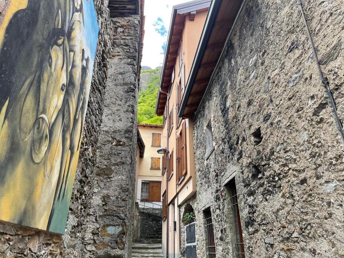 La Casa Di Pucci Nel Borgo Affrescato Di Parlasco Cortenova Luaran gambar