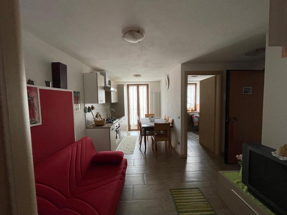 La Casa Di Pucci Nel Borgo Affrescato Di Parlasco Cortenova Luaran gambar