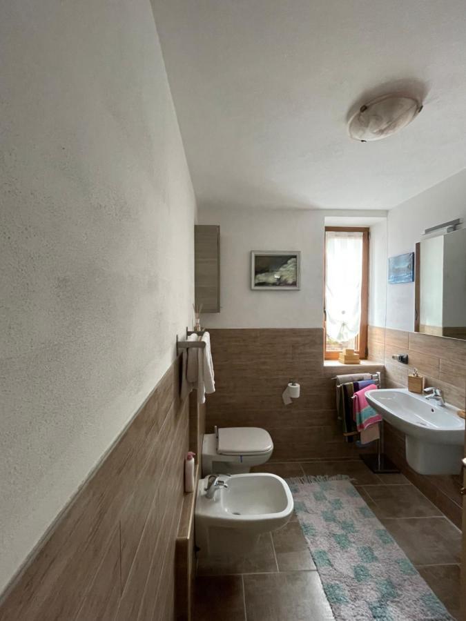 La Casa Di Pucci Nel Borgo Affrescato Di Parlasco Cortenova Luaran gambar