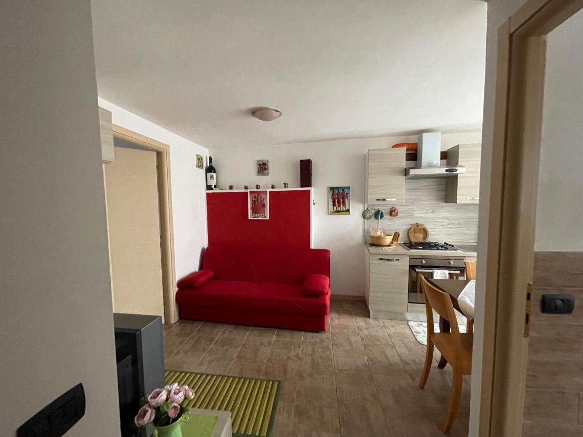 La Casa Di Pucci Nel Borgo Affrescato Di Parlasco Cortenova Luaran gambar