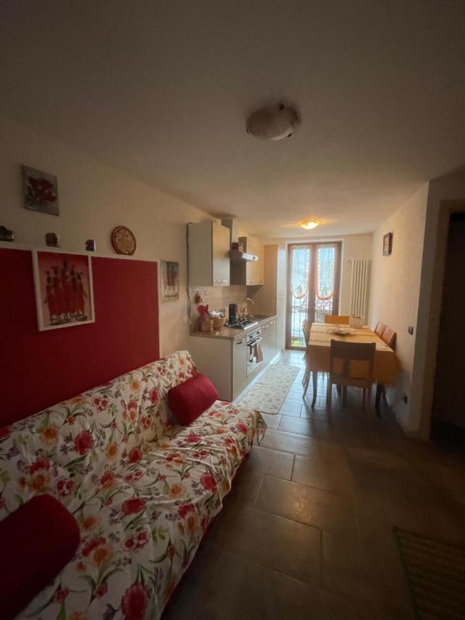 La Casa Di Pucci Nel Borgo Affrescato Di Parlasco Cortenova Luaran gambar