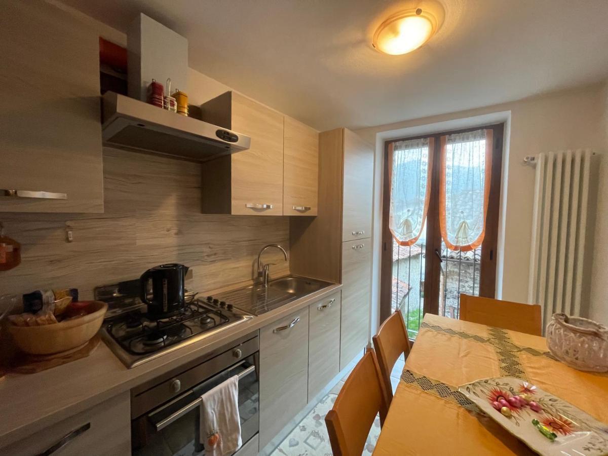 La Casa Di Pucci Nel Borgo Affrescato Di Parlasco Cortenova Luaran gambar